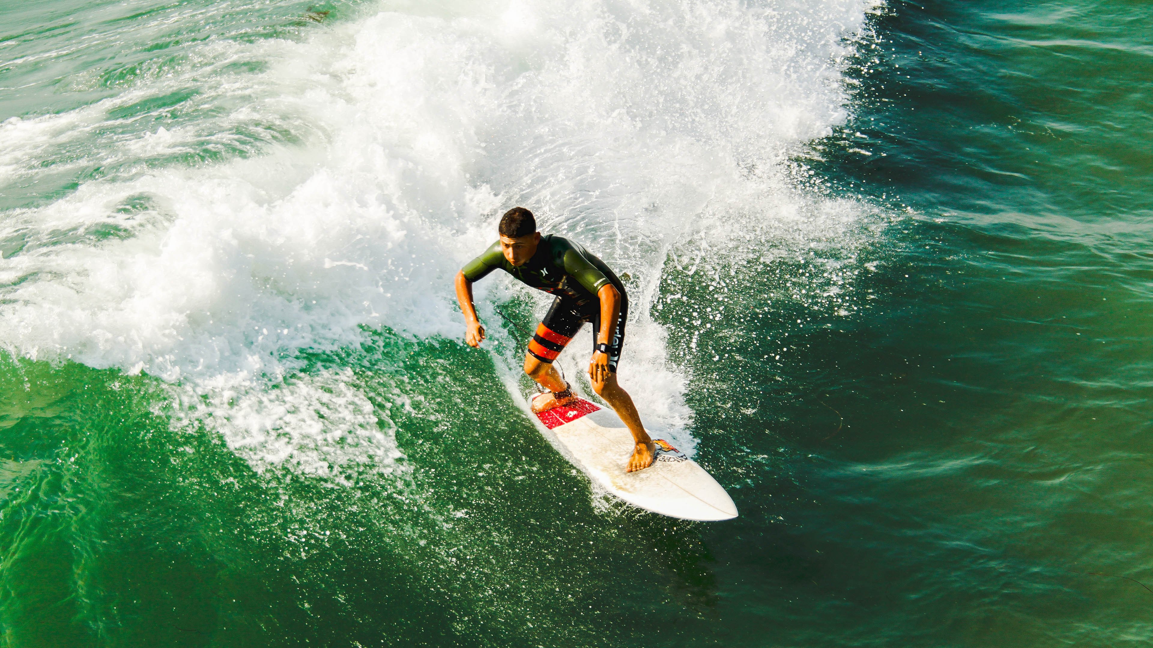 拉文关键回合不手软,深圳队冲垮太阳,当东方韧性撞碎西方傲慢